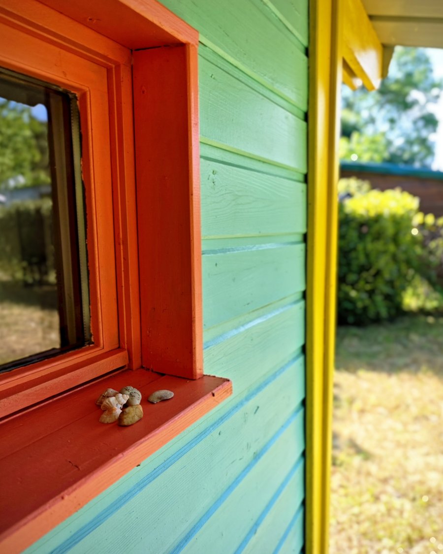 Cabane typique oléronnaise aux couleurs vives